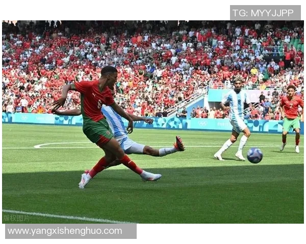 足球明星在赛场上的无奈瞬间与背后故事揭秘视频