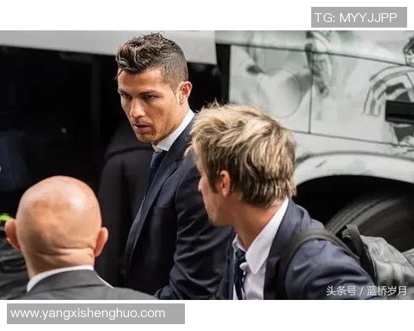 皇马足球明星身着西装优雅登机展现绅士风范与职业精神